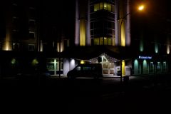Hotel bei Nacht