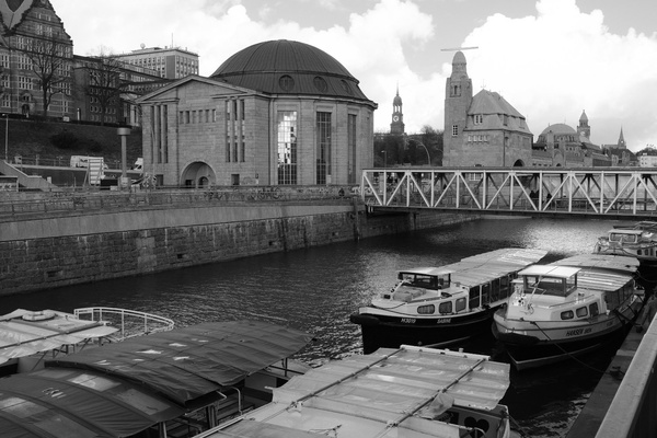Hamburg - Alter Elbtunnel und Landungsbrücken.jpg