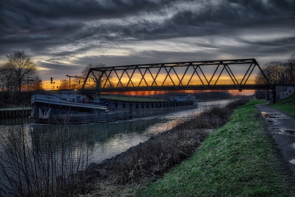 Sonnenuntergang am Kanal