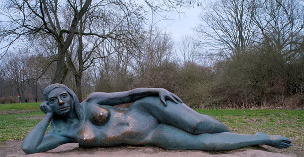 Liegender weiblicher Akt im Tierpark Friedrichsfelde.