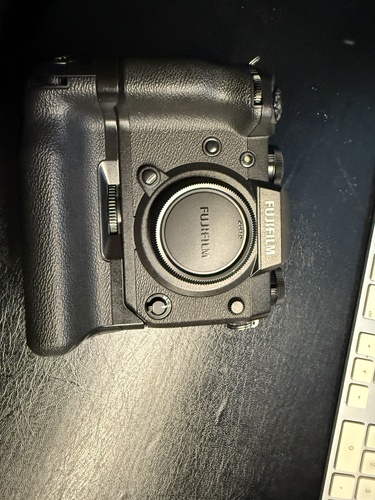 Mehr Informationen zu "Sehr gut erhaltene X-H1 mit Batteriegriff und OVP"