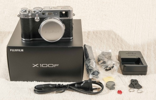 Mehr Informationen zu "Fujifilm X100F silber"