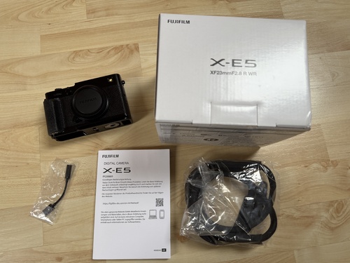 Mehr Informationen zu "Fujifilm X-E5 schwarz inkl. Smallrig-Griff , OVP, 555 Fotos, aus August 2025"